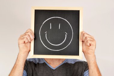 blackboard yüzüne gülen ile adam