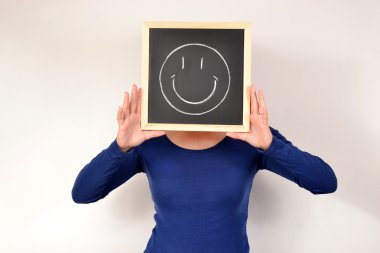 blackboard yüzüne gülen ile kadın
