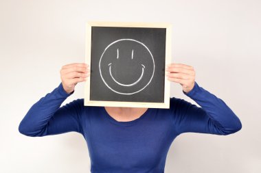 blackboard yüzüne gülen ile kadın