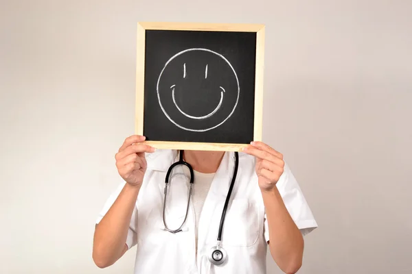 Läkare med leende ansikte i blackboard — Stockfoto