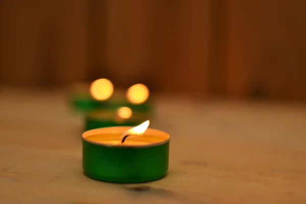 Kerzen auf Holz — Stockfoto