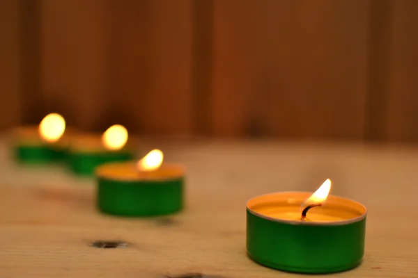 Kerzen auf Holz — Stockfoto