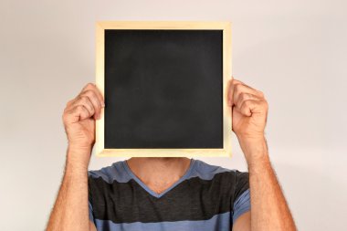 blackboard yüzüne gülen ile adam