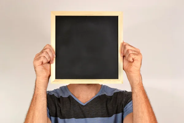 Man met lachende gezicht in schoolbord — Stockfoto