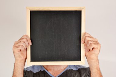 blackboard yüzüne gülen ile adam