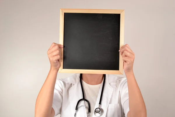 Doktor s tabuli před obličej — Stock fotografie