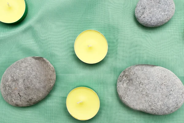 Velas, piedras zen y toalla sobre madera —  Fotos de Stock