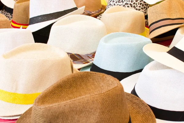 Sokak pazarında şapkalar — Stok fotoğraf
