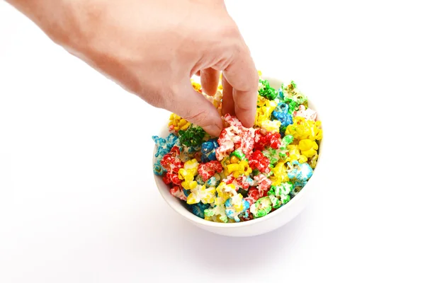 Persoon plukken kleuren popcorn kom — Stockfoto