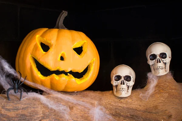 Zucca e teschio di Halloween in un camino — Foto Stock