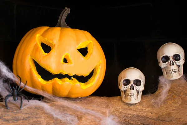 Zucca e teschio di Halloween in un camino — Foto Stock