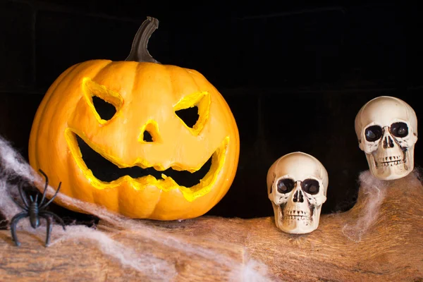 Halloween-Kürbis und Totenkopf im Kamin — Stockfoto