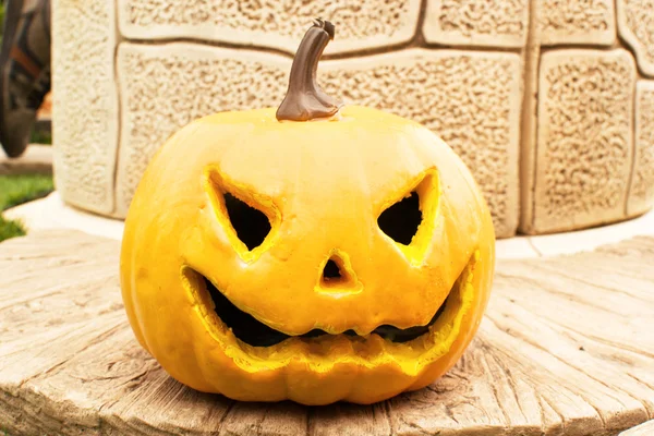 Calabaza de Halloween frente a un pozo —  Fotos de Stock