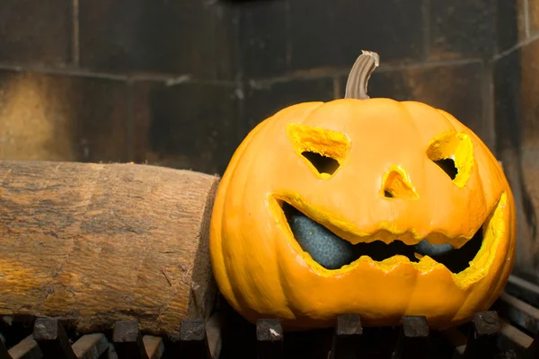 Halloween pumpa i öppen spis — Stockfoto