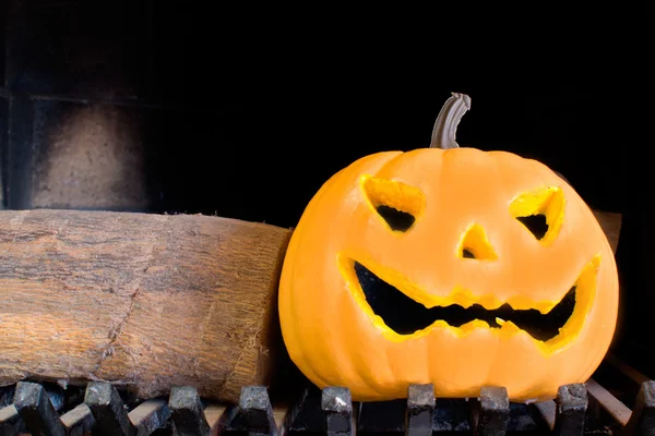 Halloween pumpa i öppen spis — Stockfoto