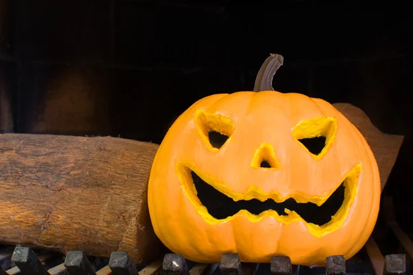 Halloween-Kürbis im Kamin — Stockfoto
