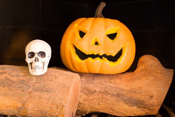 Calabaza de Halloween en una chimenea —  Fotos de Stock