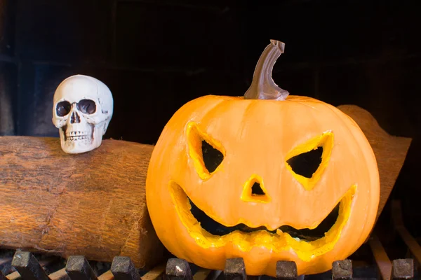 Halloween-Kürbis im Kamin — Stockfoto