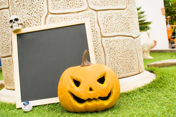 Halloween-Kürbis und Tafel — Stockfoto