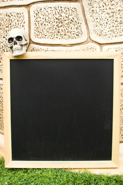 Halloween skalle och blackboard — Stockfoto