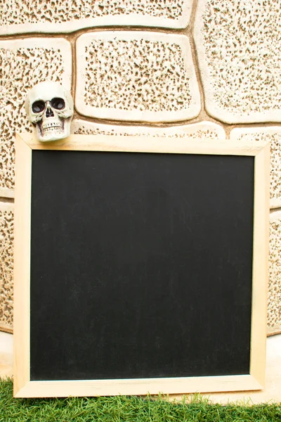 Хэллоуин череп и доска — стоковое фото