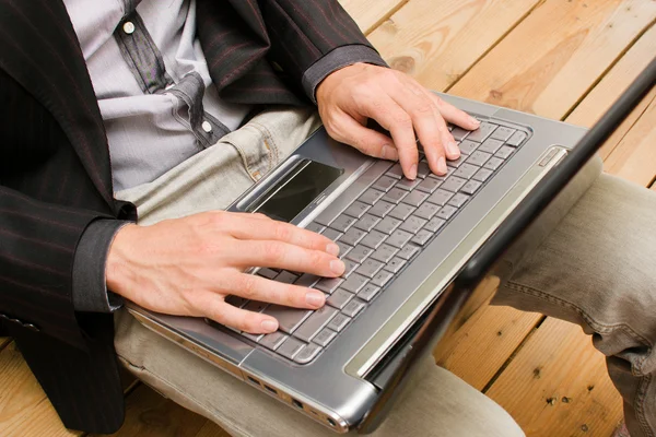 Zakenman werken met zijn computer — Stockfoto