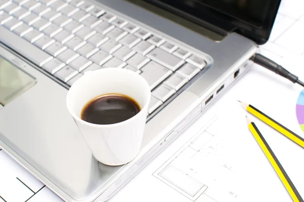 Ordenador y café en la mesa de la oficina — Foto de Stock