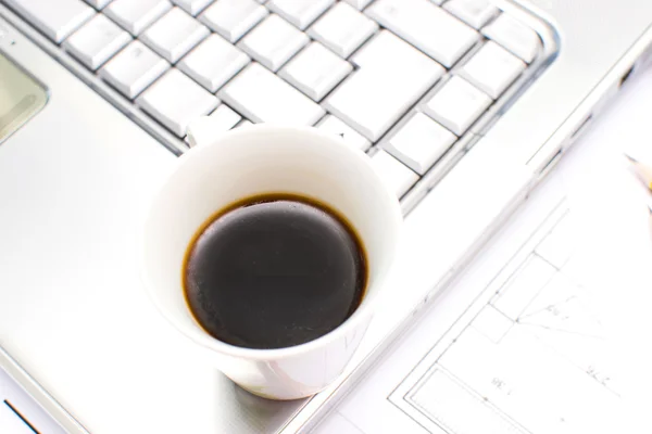 Компьютер и кофе в офисном столе — стоковое фото