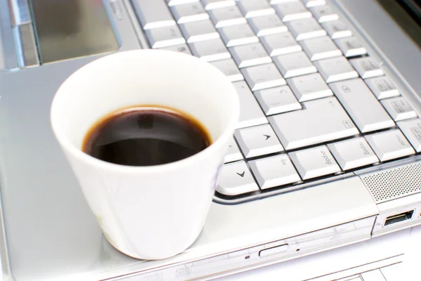 Computador e café na mesa de escritório — Fotografia de Stock