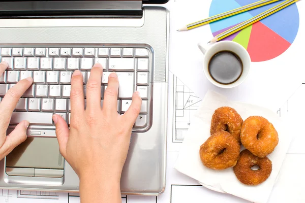 Computador e café na mesa de escritório — Fotografia de Stock