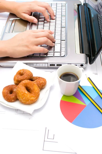 Computador e café na mesa de escritório — Fotografia de Stock