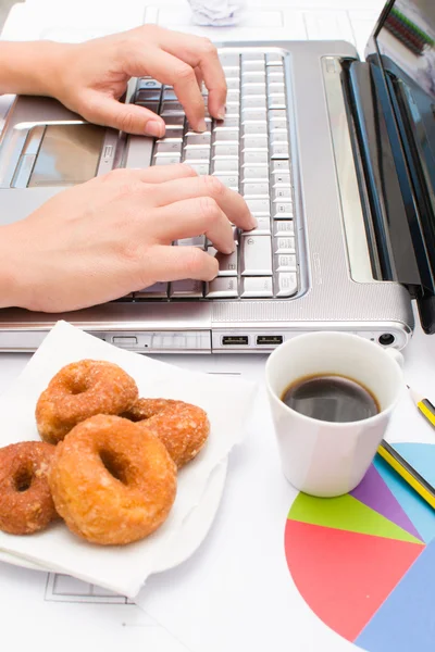 Dator och kaffe i tabellen office — Stockfoto