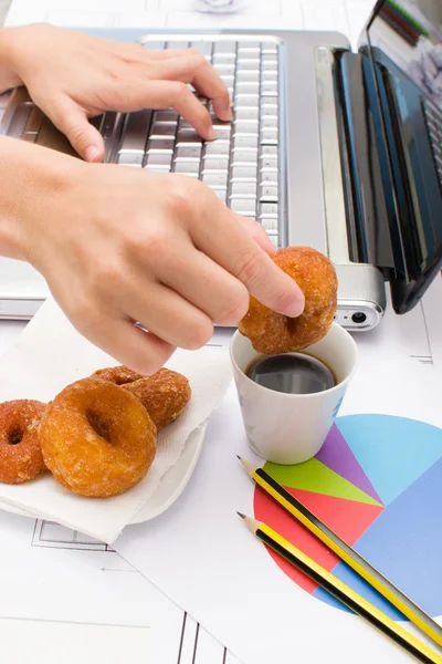 Computer and coffee in the office table — Stock Photo, Image