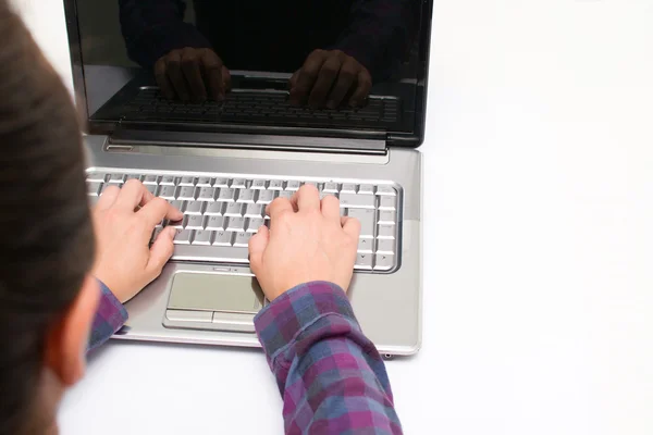 Mujer de negocios que trabaja en la oficina — Foto de Stock