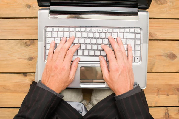 Zakenman werken met zijn computer — Stockfoto