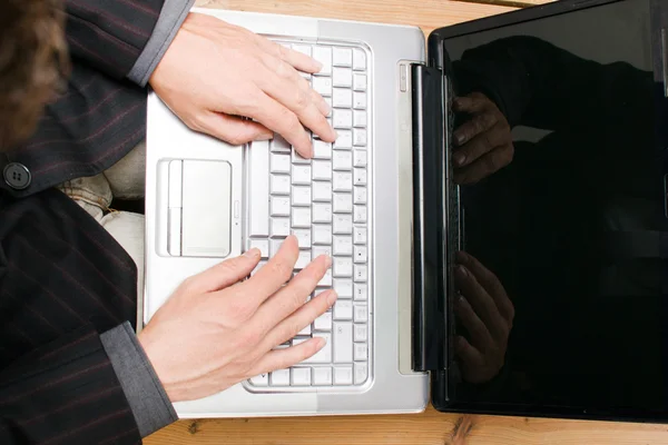 Zakenman werken met zijn computer — Stockfoto