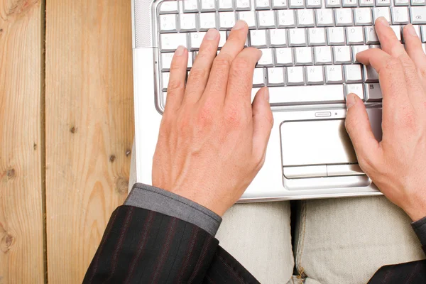 Zakenman werken met zijn computer — Stockfoto