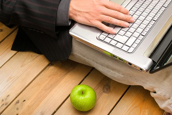 Zakenman werken met zijn computer — Stockfoto