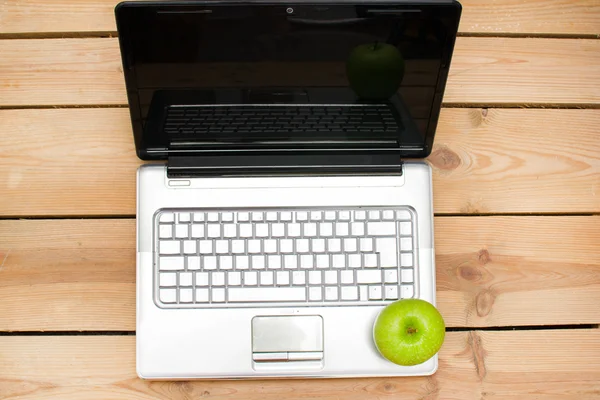 L'ordinateur portable et la pomme verte — Photo