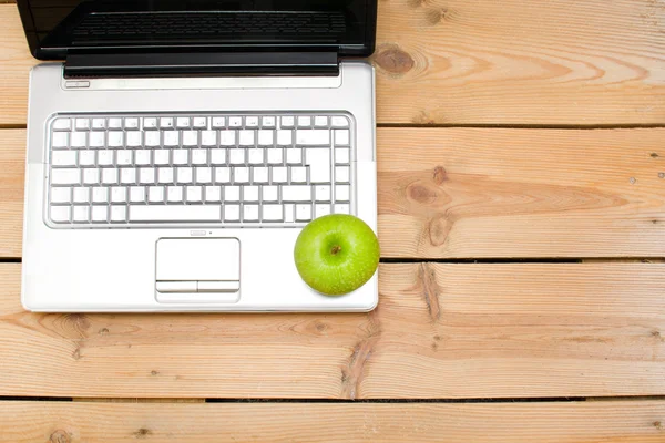 Laptop och green apple — Stockfoto