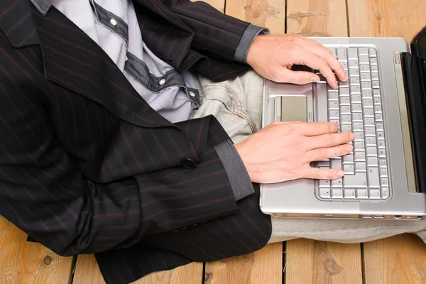 Zakenman werken met zijn computer — Stockfoto