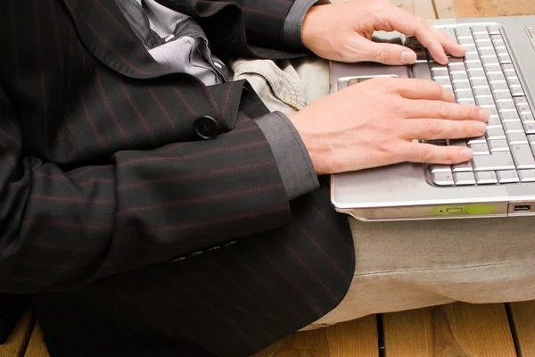 Zakenman werken met zijn computer — Stockfoto