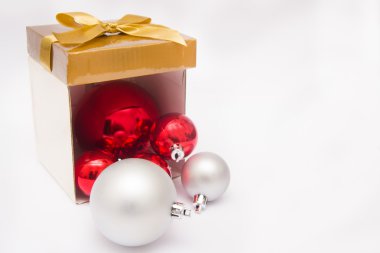 Noel topları dışarı-in bir Hediyelik kutu