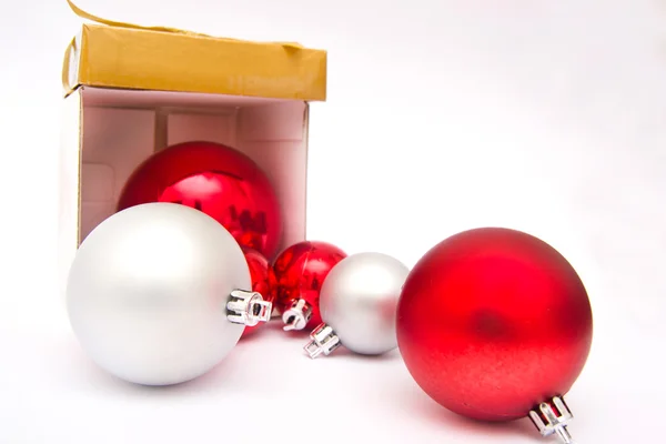 Bolas de Natal fora de uma caixa de presente — Fotografia de Stock