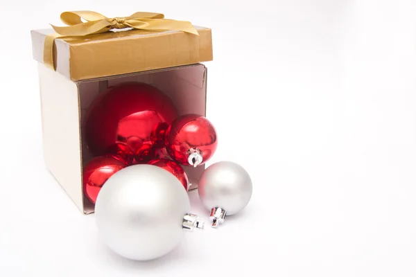 Kerstballen uit een doos van de gift — Stockfoto