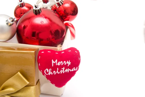 Boules de Noël dans une boîte cadeau — Photo
