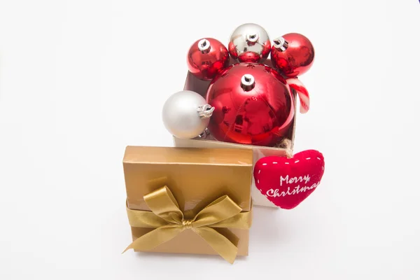Karácsonyi golyó egy ajándék doboz — Stock Fotó