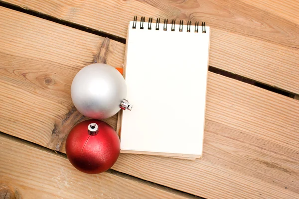 Zápisník a vánoční koule — Stock fotografie