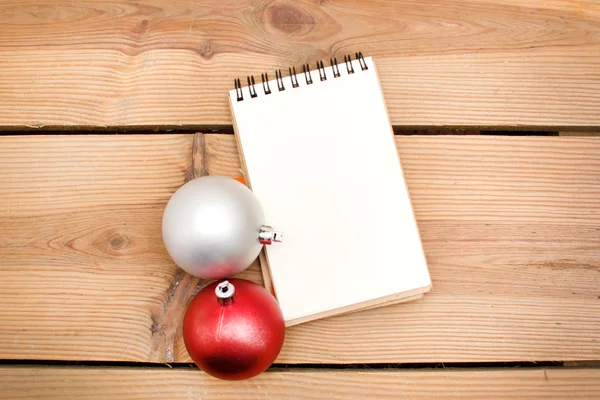 Notebook en Kerstmis ballen — Stockfoto