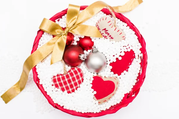 Koš s vánoční dekorativní objekty — Stock fotografie